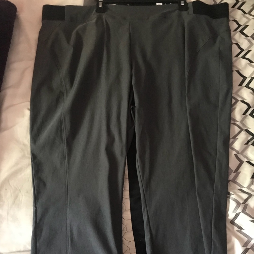 Plus size 24 mid rise Capri